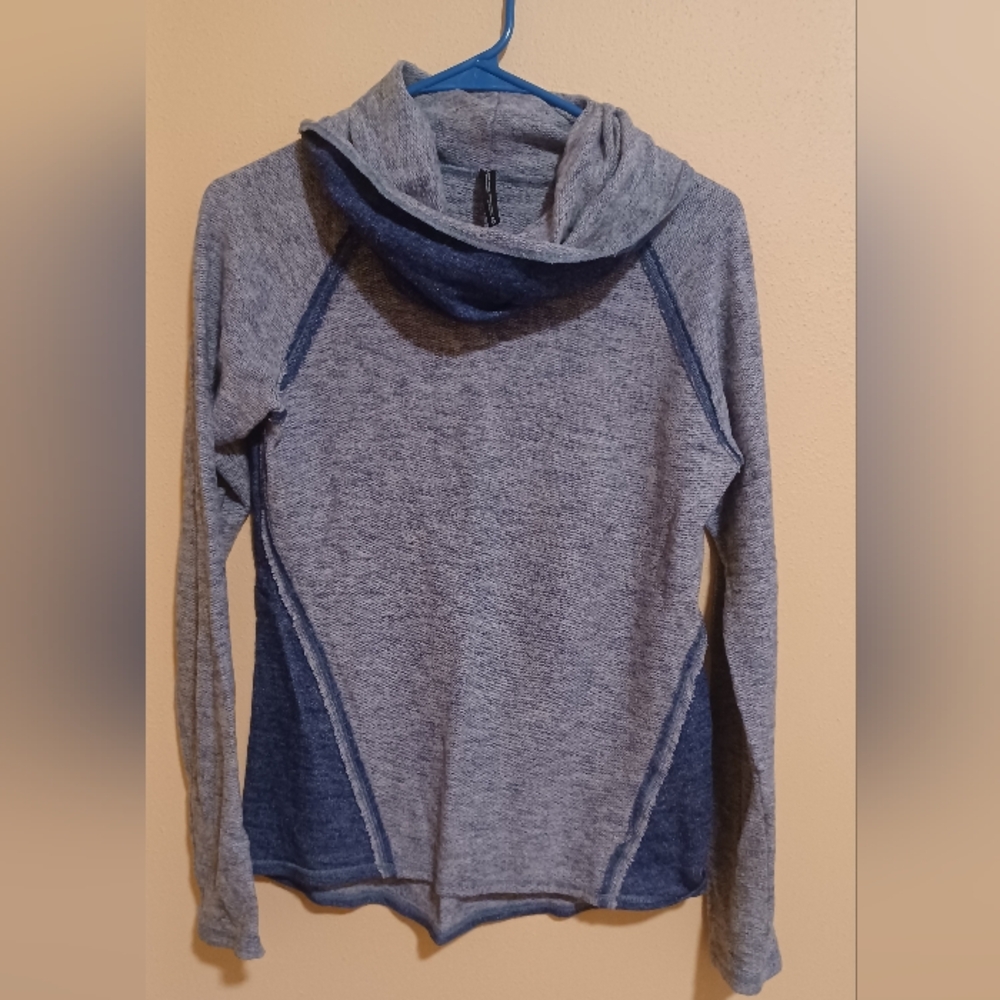 NWOT- Kuhl Nove pullover in blue. Never worn (I am a medium).